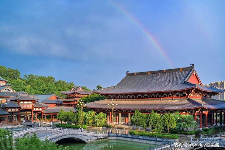 Tại thành phố Phúc Châu, tỉnh Phúc Kiến, Trung Quốc có rất nhiều ngôi chùa cổ, trong đó chùa Qishan Wanfo (chùa Vạn Phật) hiện là ngôi chùa lớn nhất Trung Quốc.
