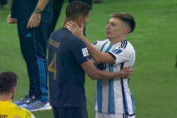 Fan MU xúc động giây phút Martinez an ủi Varane, mơ tỏa sáng sau World Cup