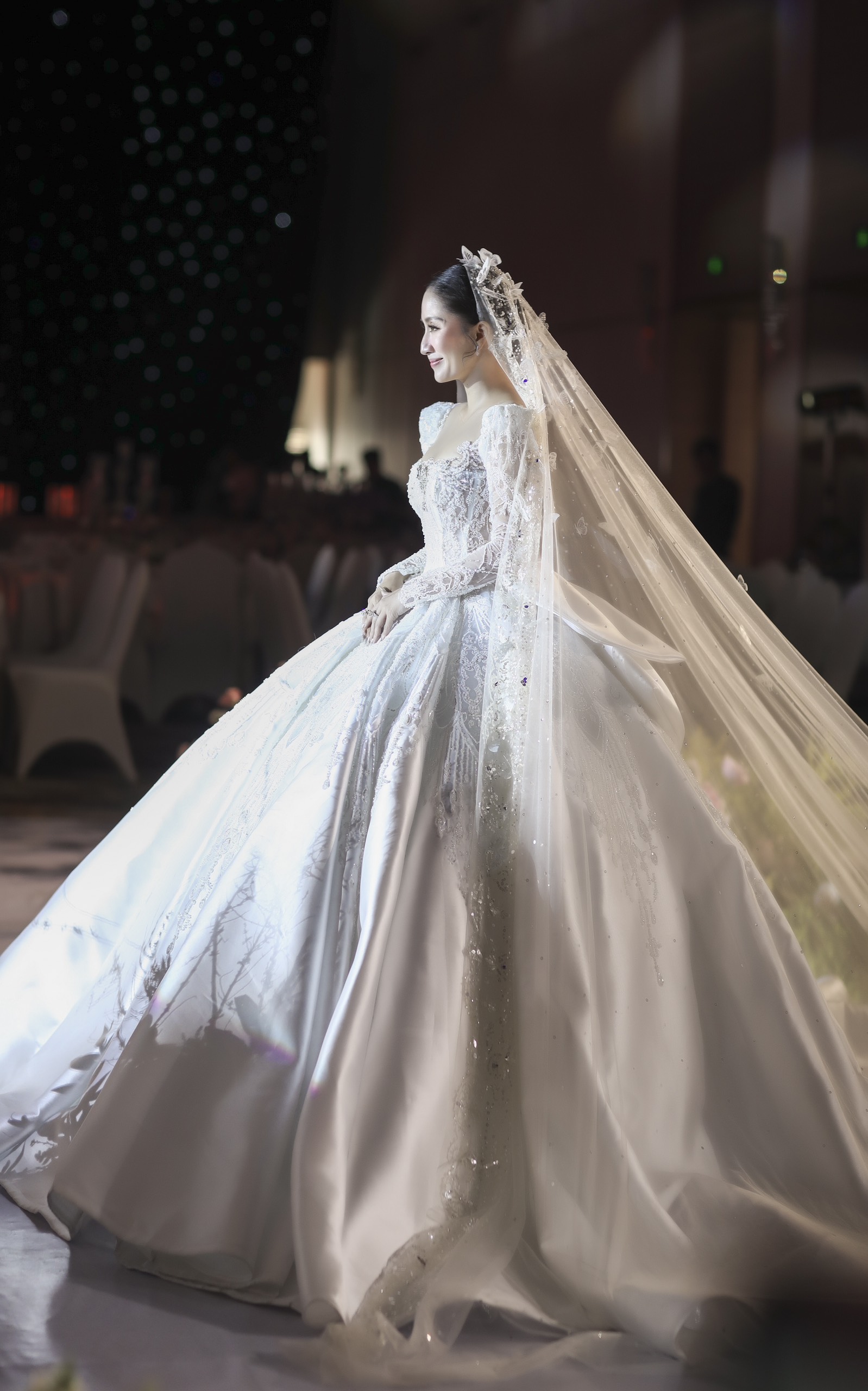 Cận cảnh 3 chiếc váy cưới giúp Khánh Thi đẹp lộng lẫy trong hôn lễ cổ tích - 10