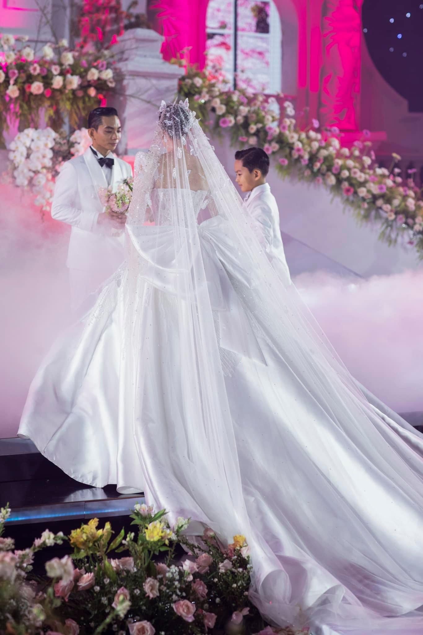 Cận cảnh 3 chiếc váy cưới giúp Khánh Thi đẹp lộng lẫy trong hôn lễ cổ tích - 11