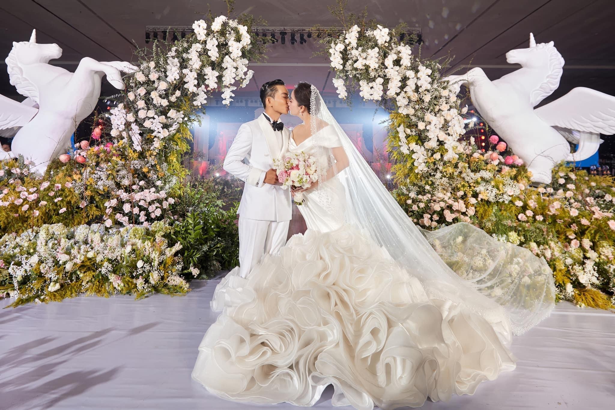 Cận cảnh 3 chiếc váy cưới giúp Khánh Thi đẹp lộng lẫy trong hôn lễ cổ tích - 5