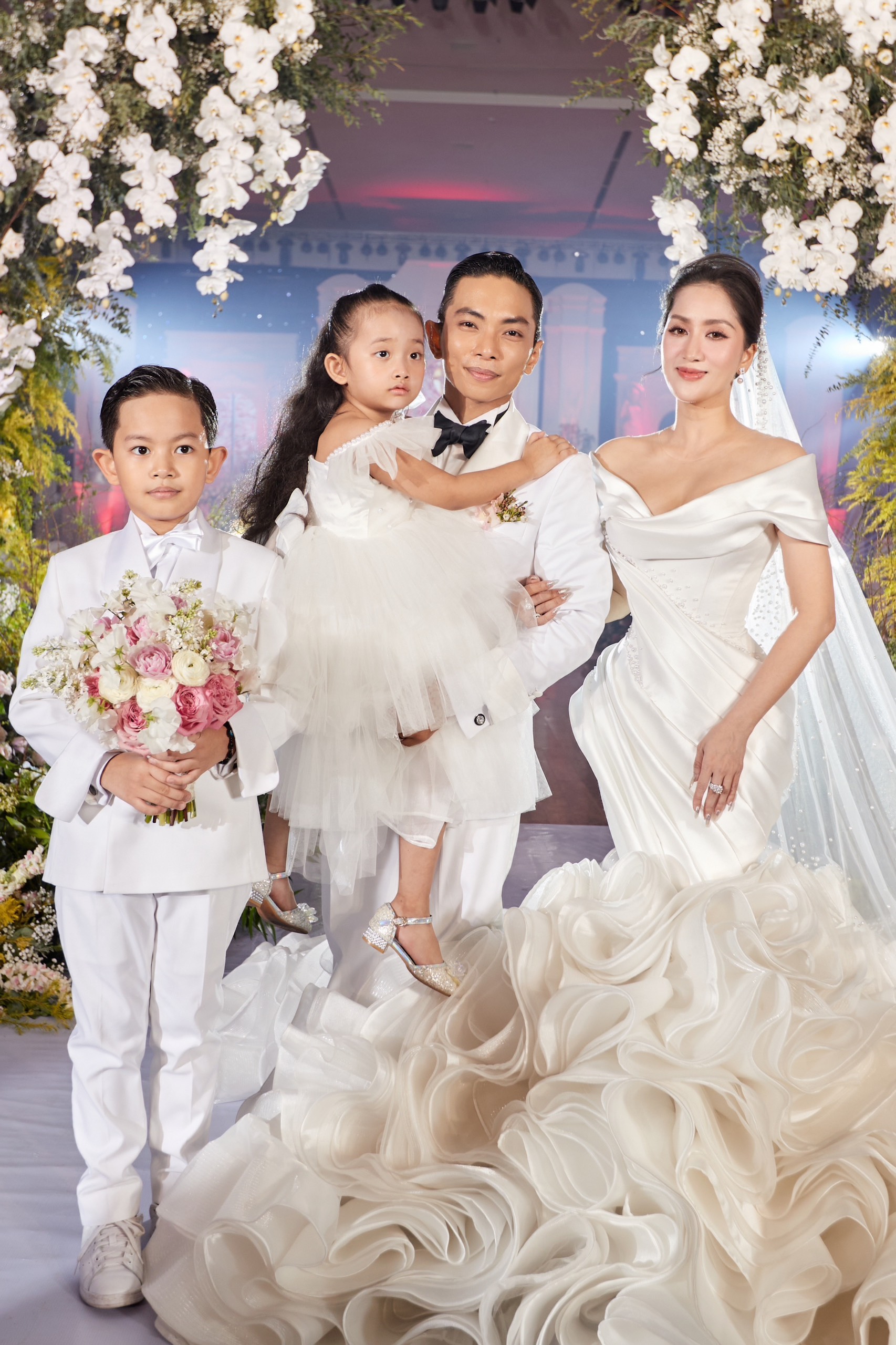 Cận cảnh 3 chiếc váy cưới giúp Khánh Thi đẹp lộng lẫy trong hôn lễ cổ tích - 6