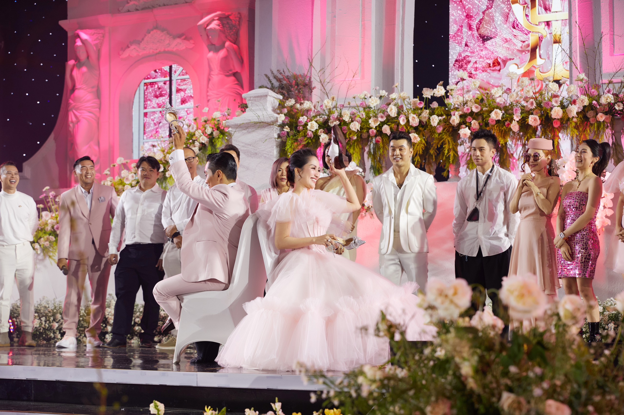 Cận cảnh 3 chiếc váy cưới giúp Khánh Thi đẹp lộng lẫy trong hôn lễ cổ tích - 14