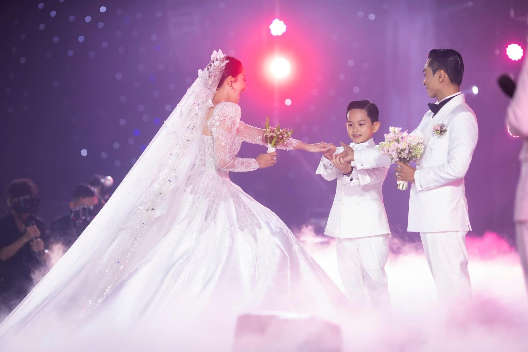 Cận cảnh 3 chiếc váy cưới giúp Khánh Thi đẹp lộng lẫy trong hôn lễ cổ tích - 12