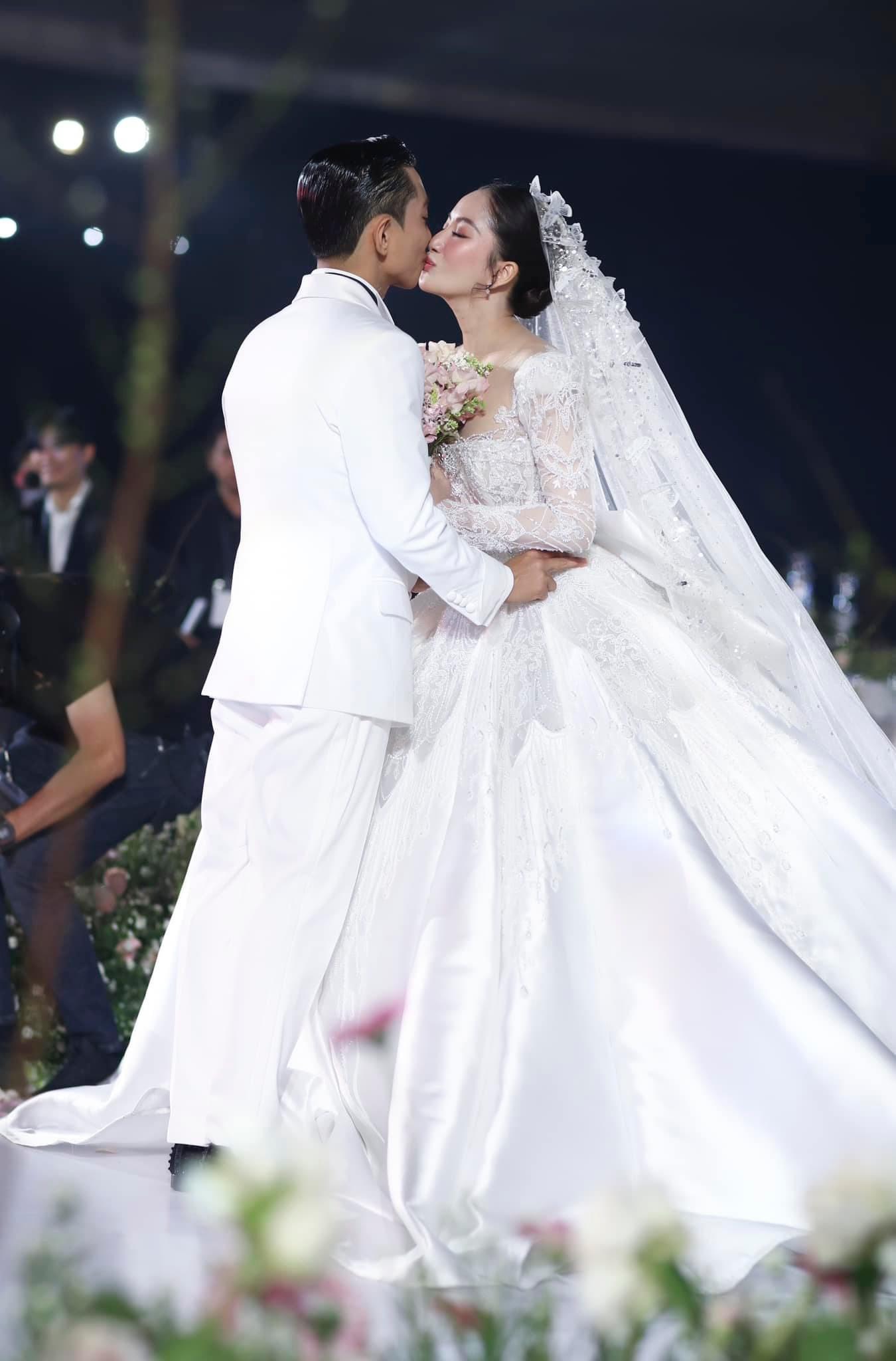 Cận cảnh 3 chiếc váy cưới giúp Khánh Thi đẹp lộng lẫy trong hôn lễ cổ tích - 3