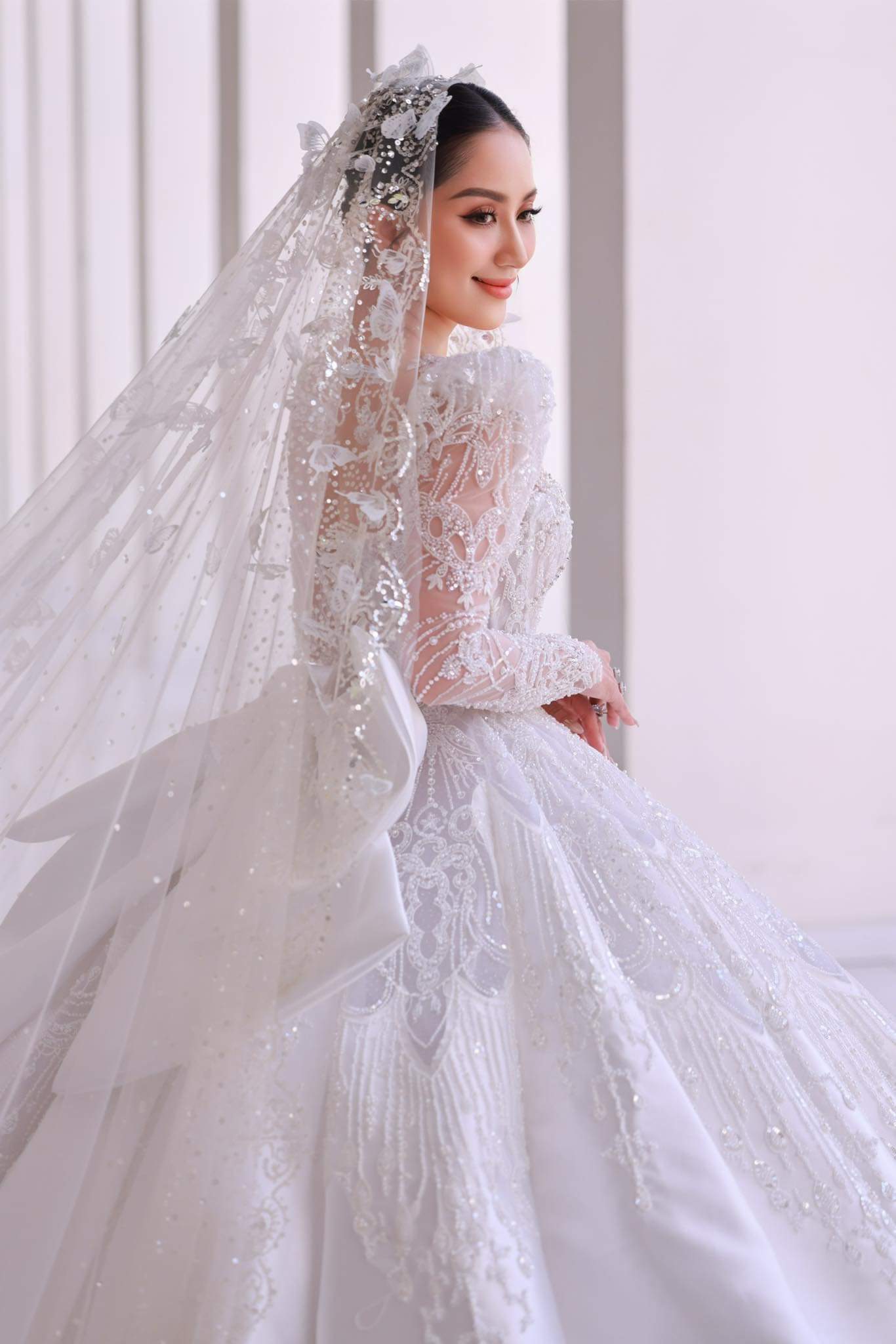Cận cảnh 3 chiếc váy cưới giúp Khánh Thi đẹp lộng lẫy trong hôn lễ cổ tích - 1