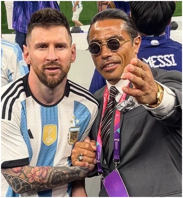 “Thánh rắc muối” Salt Bae đang nhận về nhiều gạch đá khi cố tình tiếp cận Messi và ngang nhiên cầm nắm cúp vàng sau trận chung kết World Cup 2022 vừa qua.
