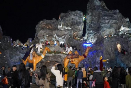 Hàng ngàn người xếp hàng xem hang đá 'khủng' ở Hà Tĩnh