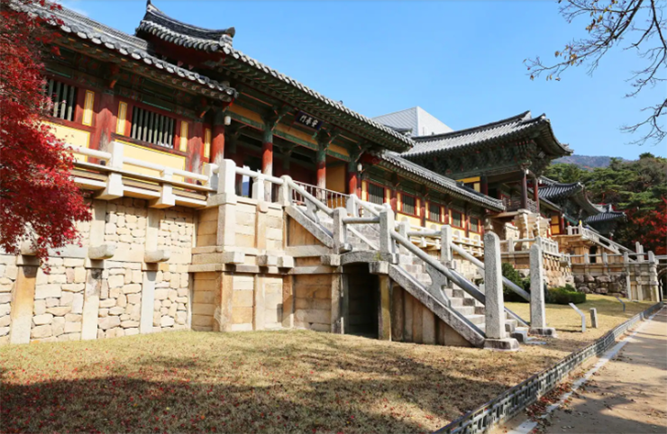 Chùa Bulguksa: Chùa Bulguksa tọa lạc trên sườn núi Toham, cách Gyeongju khoảng 15km về phía Đông Nam. Đây là Di sản Thế giới được UNESCO công nhận có từ năm 528 dưới thời Vương quốc Silla. Nơi đây có nhiều di tích lịch sử mà bạn có thể ghé thăm bao gồm Hang động Seokguram, Tượng Phật Vairocana ngồi bằng vàng và Chùa Dabotap.
