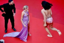 Một người phụ nữ khỏa thân gào thét ở thảm đỏ Cannes 2022