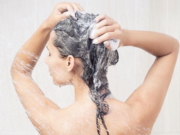 Những sai lầm khi chăm sóc tóc mùa đông khiến tóc khô và xơ, rụng &#34;nhiều kinh khủng&#34; - 1