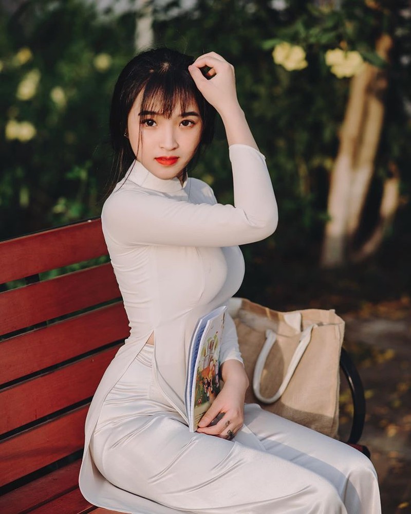 Rời bỏ áo dài, "thiên thần Đồng Nai" diện áo bà ba vẫn khoe được vóc dáng đẹp "trời ban" - 1