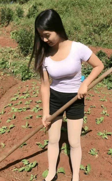 Ngỡ ngàng với thời trang áo ôm, quần tất đi trồng rau của cô gái Trung Quốc - 1
