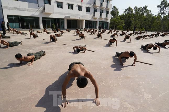 Một ngày trên thao trường khắc nghiệt của lực lượng chống khủng bố - 3