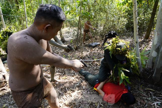 Một ngày trên thao trường khắc nghiệt của lực lượng chống khủng bố - 17