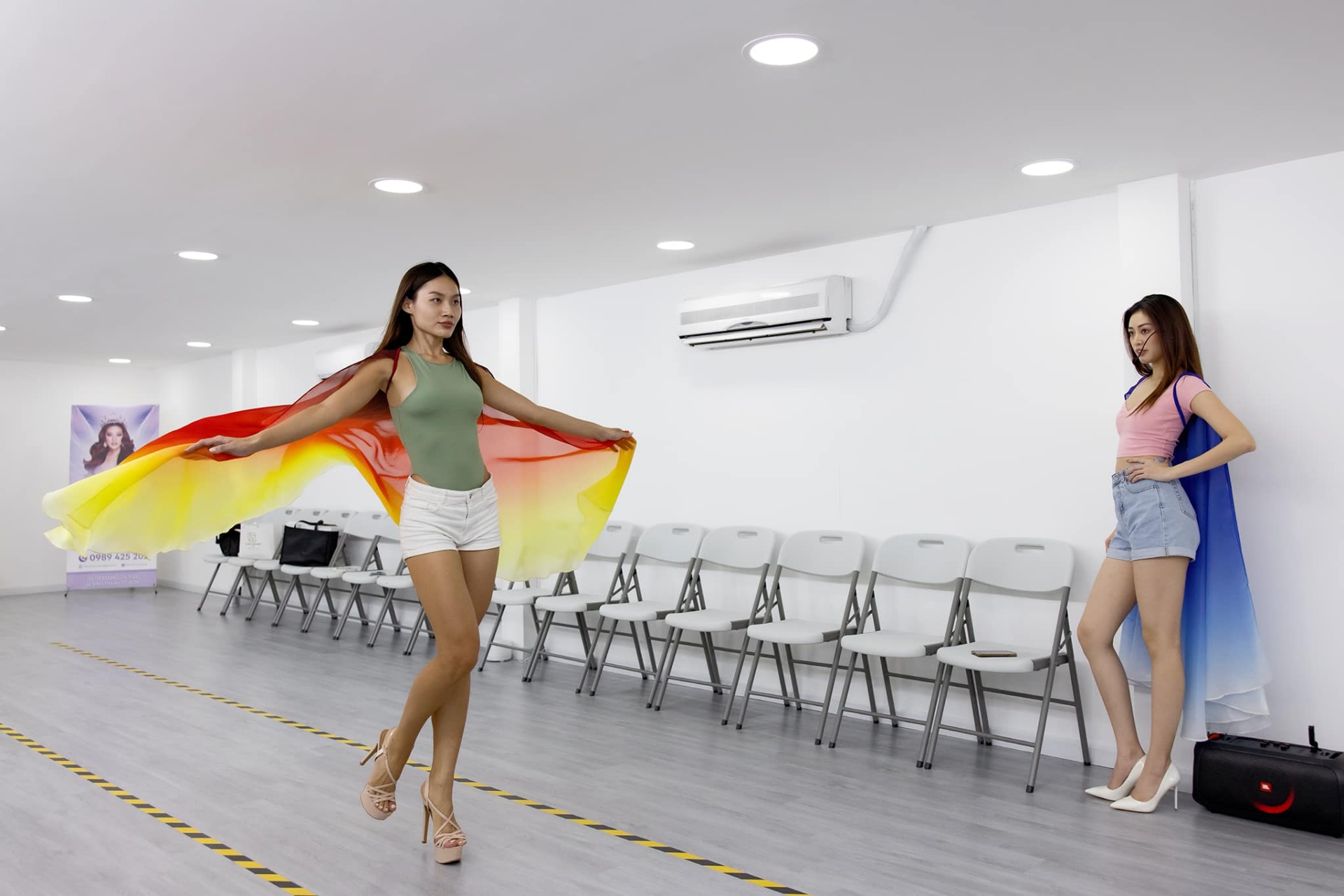 Khánh Vân: &#34;Hướng dẫn catwalk cho mẫu nhí cần mềm mỏng, linh hoạt&#34; - 6