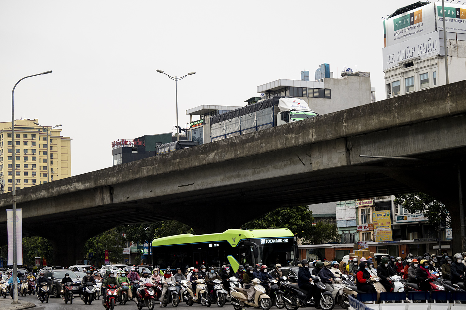 Người Hà Nội &#34;tiến thoái lưỡng nan&#34; trên đường giữa trời rét buốt 12 độ C - 1