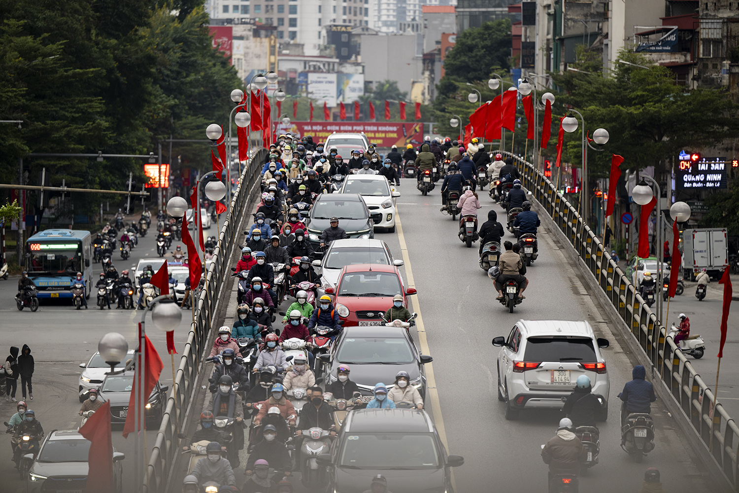 Người Hà Nội &#34;tiến thoái lưỡng nan&#34; trên đường giữa trời rét buốt 12 độ C - 13