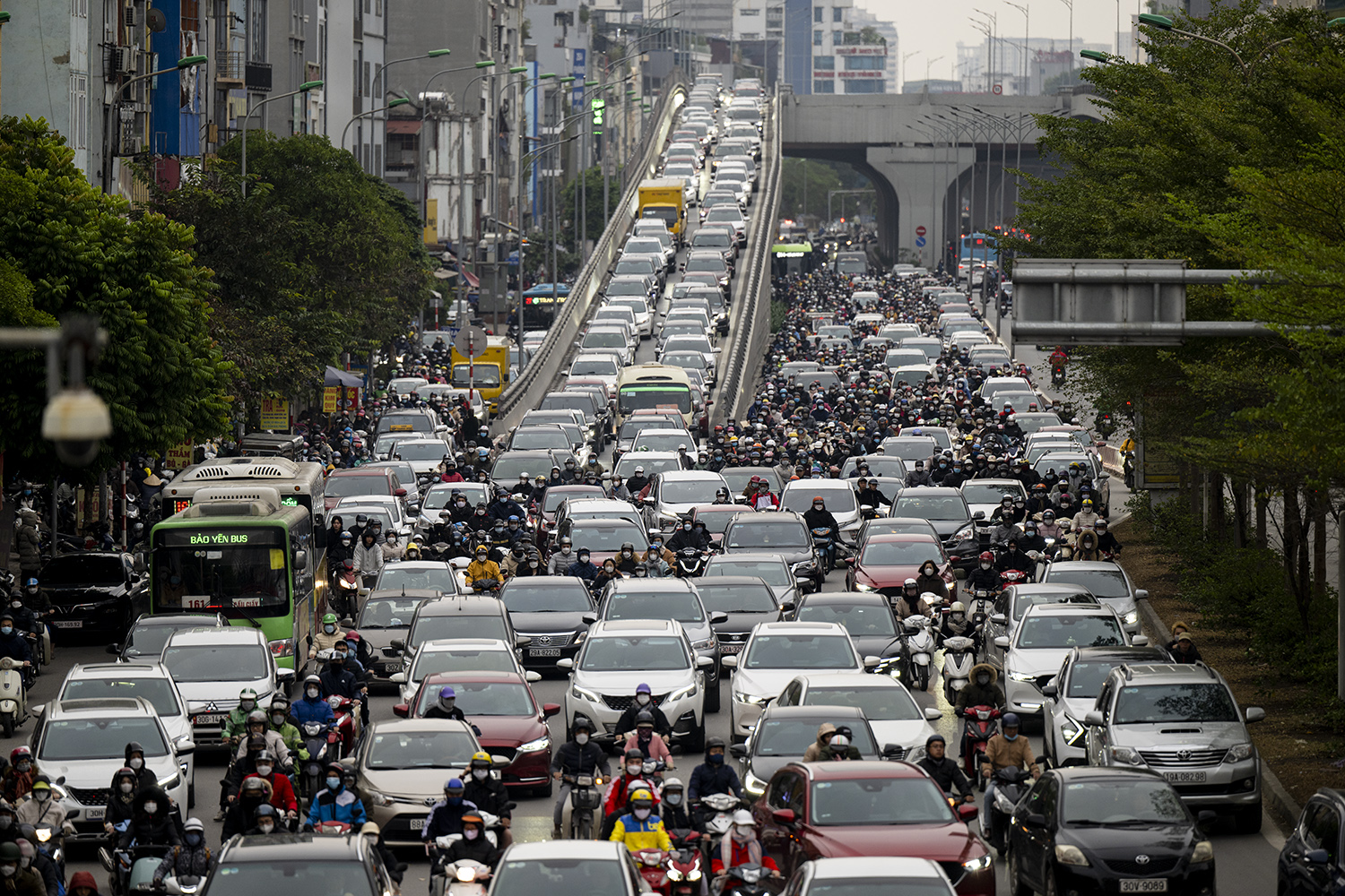 Người Hà Nội &#34;tiến thoái lưỡng nan&#34; trên đường giữa trời rét buốt 12 độ C - 15