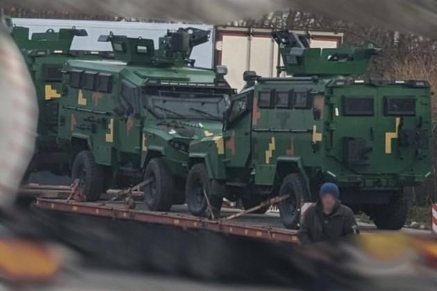 Rò rỉ hình ảnh quân đội Ukraine nhận lô khí tài ‘khủng’ - 1