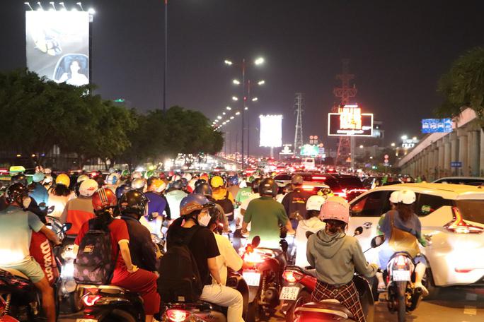 Đường lên cầu Sài Gòn ùn ứ từ chiều đến tối 30-12 - 1