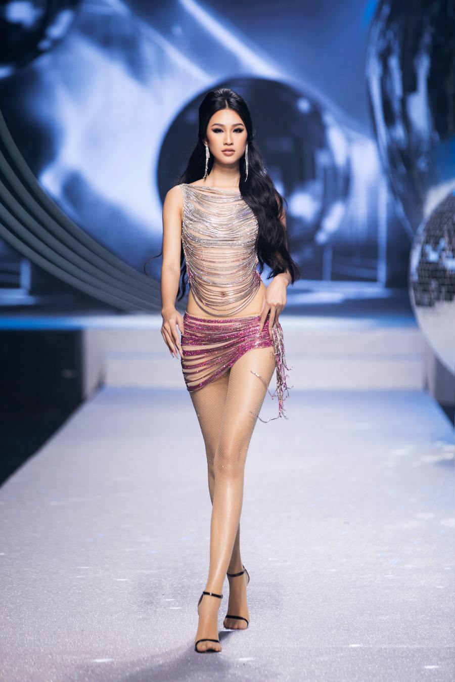Thuỳ Tiên - Đồ Hà hoá nữ hoàng tiệc tùng trong show của NTK Đỗ Long - 7