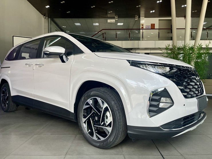 Ảnh thực tế Hyundai Custin 2023 tại đại lý - 3