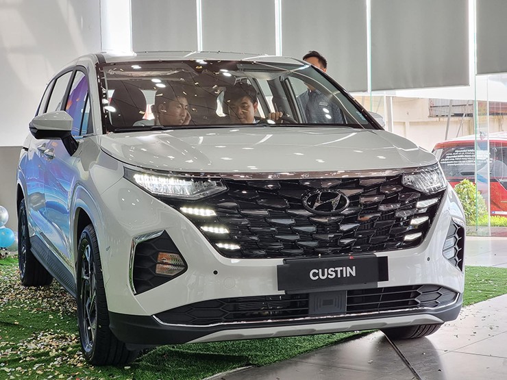 Ảnh thực tế Hyundai Custin 2023 tại đại lý - 6