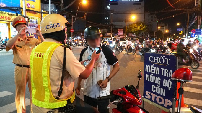 VIDEO: Nhiều người ở TP HCM đứng hình vì &#34;uống vài ly cho vui&#34; trong đêm 30-9 - 3