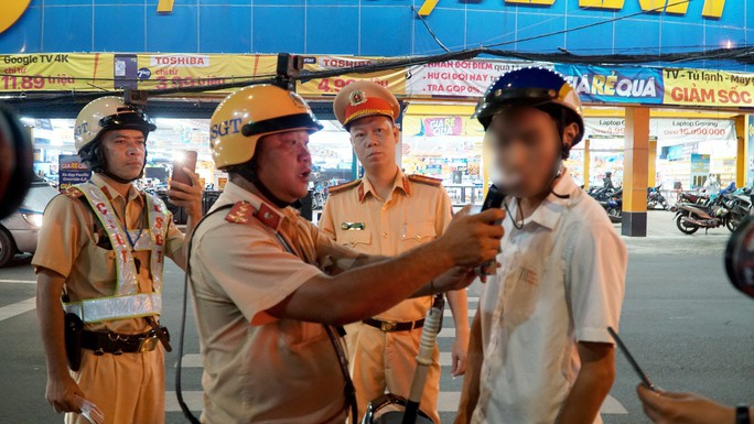 VIDEO: Nhiều người ở TP HCM đứng hình vì &#34;uống vài ly cho vui&#34; trong đêm 30-9 - 6