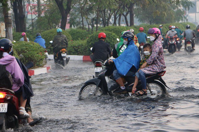 TPHCM đón đợt mưa lớn diện rộng, nguy cơ ngập úng nhiều nơi - 1