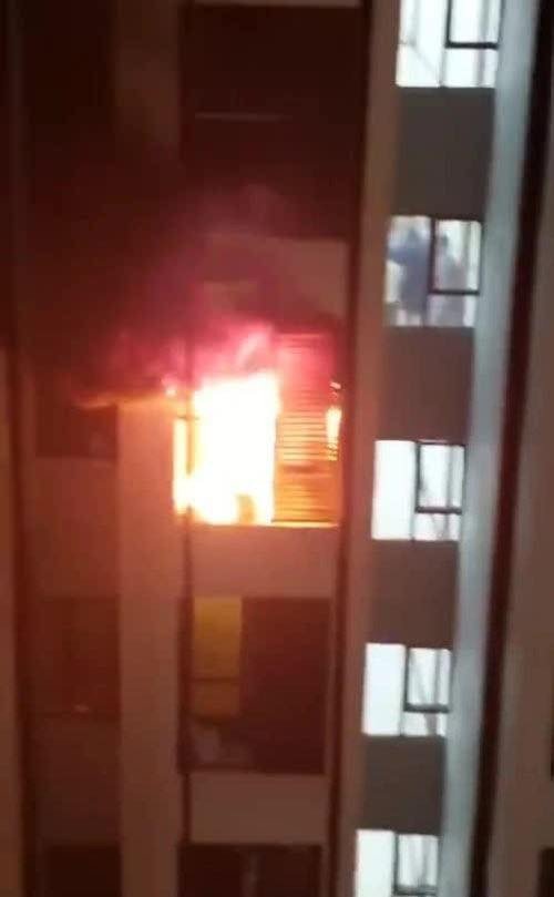 Nghi bắn pháo hoa gây cháy ở căn hộ tầng 10 tòa chung cư ở Hà Nội - 2