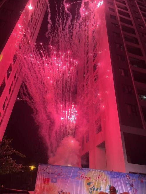 Nghi bắn pháo hoa gây cháy ở căn hộ tầng 10 tòa chung cư ở Hà Nội - 1