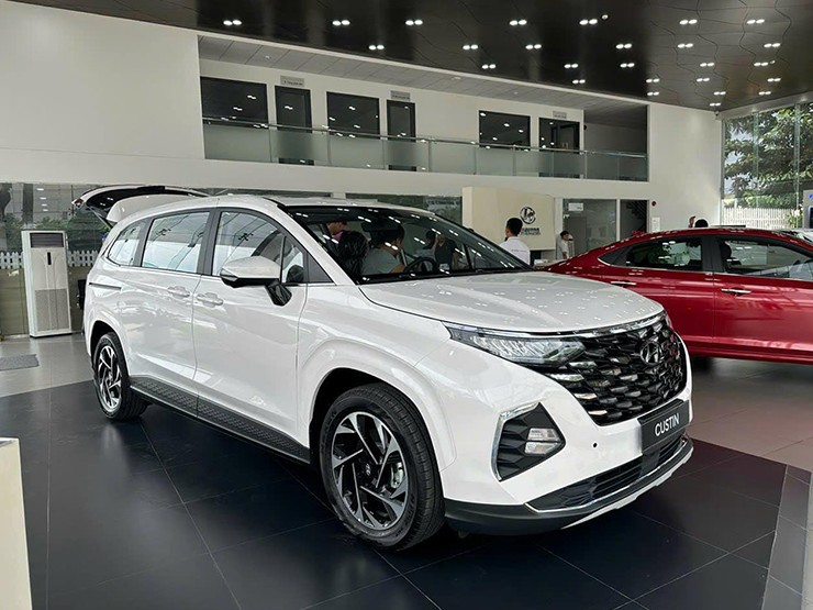 Ảnh thực tế Hyundai Custin 2023 tại đại lý - 1