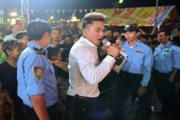 Ca sĩ quê Nghệ An bị khán giả ném búa, đinh khi đang diễn, phải nhờ an ninh giải quyết