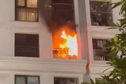 Khói lửa bao trùm căn hộ chung cư ở Hà Nội, nhiều người tháo chạy