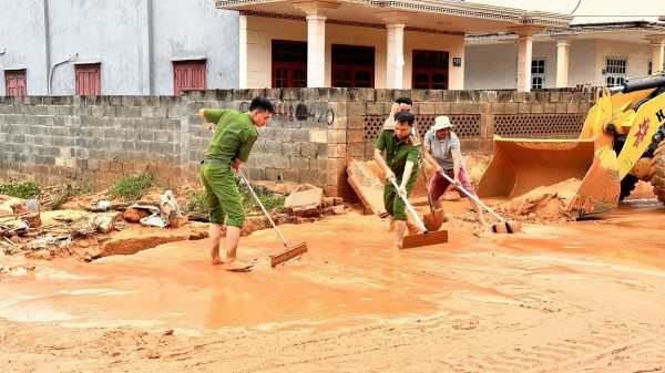 Lũ cát, bùn đỏ chia cắt nhiều tuyến đường ven biển Phan Thiết, tràn vào nhà dân - 3