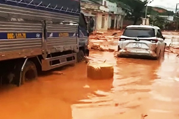 Lũ cát, bùn đỏ chia cắt nhiều tuyến đường ven biển Phan Thiết, tràn vào nhà dân - 1