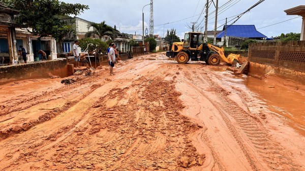 Lũ cát, bùn đỏ chia cắt nhiều tuyến đường ven biển Phan Thiết, tràn vào nhà dân - 2