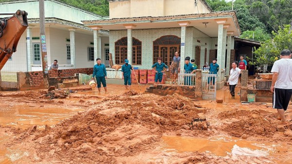 Lũ cát, bùn đỏ chia cắt nhiều tuyến đường ven biển Phan Thiết, tràn vào nhà dân - 4