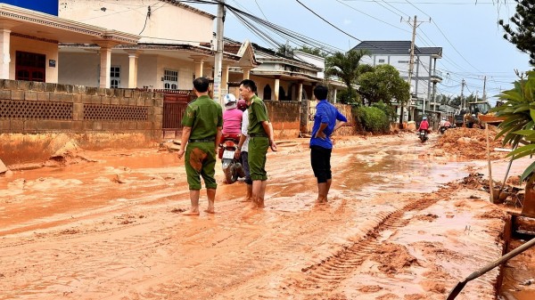 Lũ cát, bùn đỏ chia cắt nhiều tuyến đường ven biển Phan Thiết, tràn vào nhà dân - 5