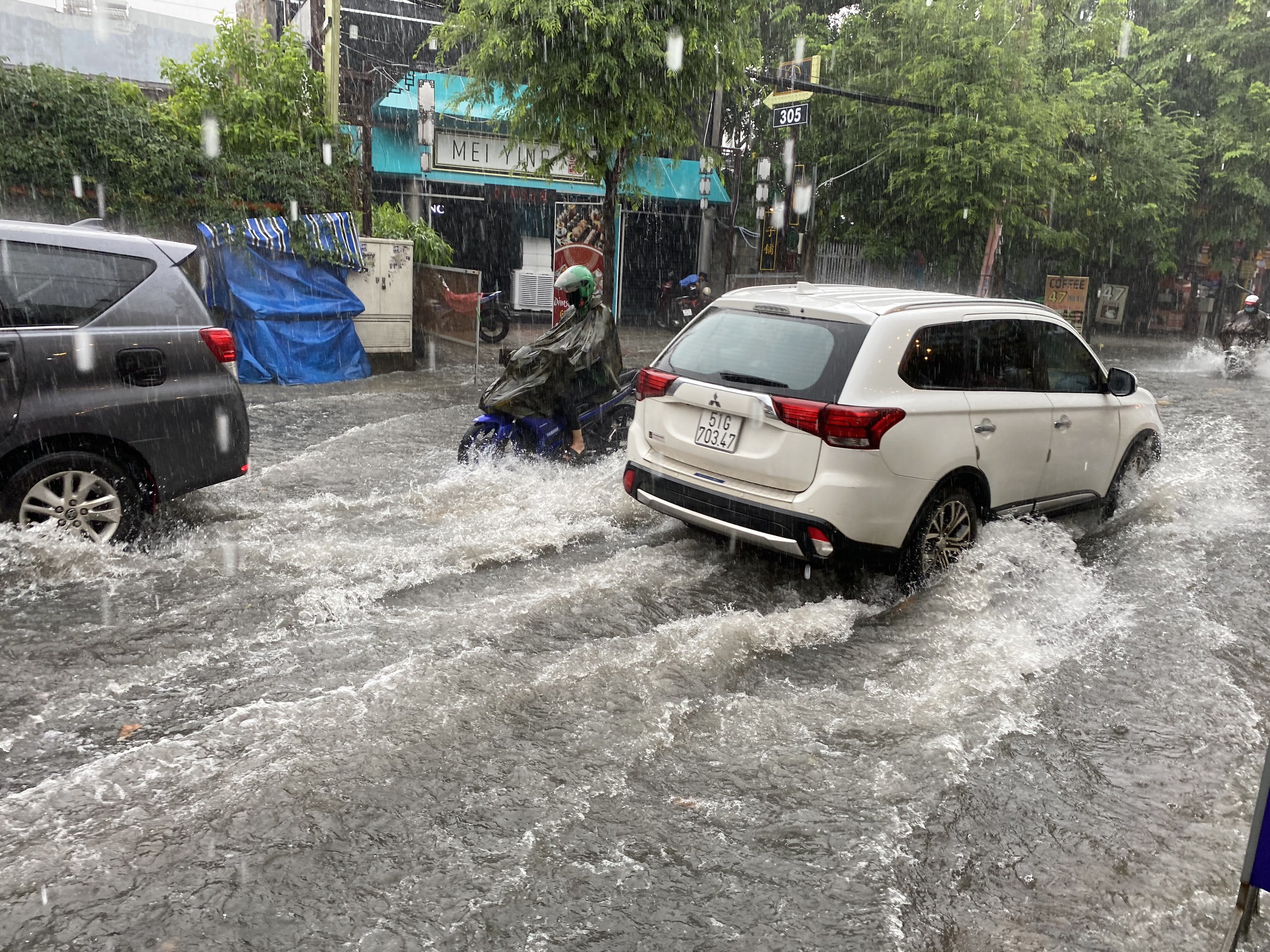 Mưa trắng trời từ sáng đến trưa, nhiều tuyến đường ở TP.HCM ngập lênh láng - 3