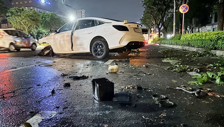 Đầu ô tô bị xé toạc sau va chạm kinh hoàng gần cầu Sài Gòn - 2
