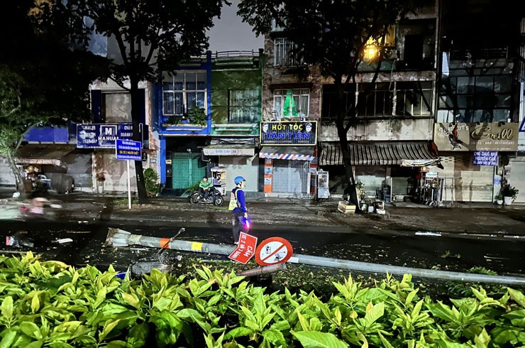 Đầu ô tô bị xé toạc sau va chạm kinh hoàng gần cầu Sài Gòn - 3