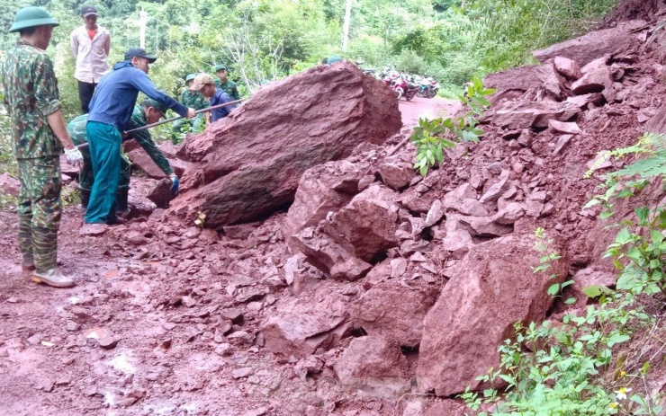Lũ 'nuốt chửng' nhiều tuyến đường, hàng nghìn người đang bị cô lập - 2