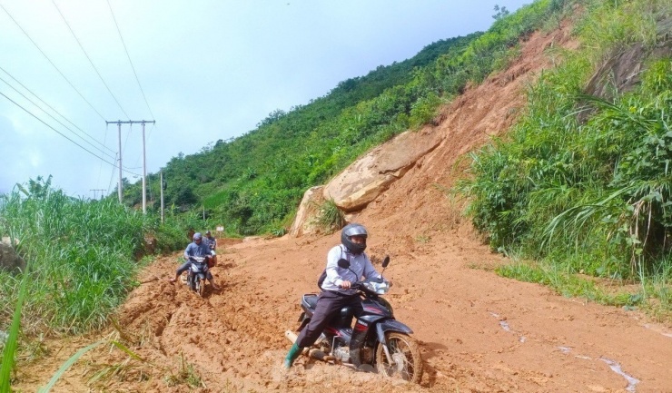 Lũ 'nuốt chửng' nhiều tuyến đường, hàng nghìn người đang bị cô lập - 3