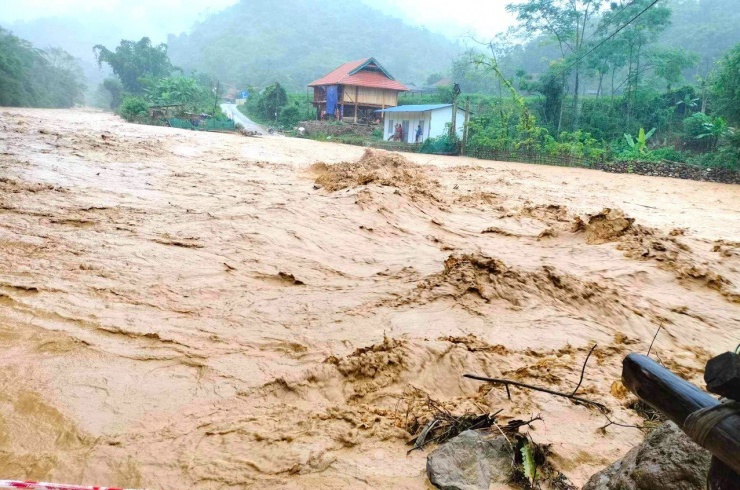 Lũ 'nuốt chửng' nhiều tuyến đường, hàng nghìn người đang bị cô lập - 1