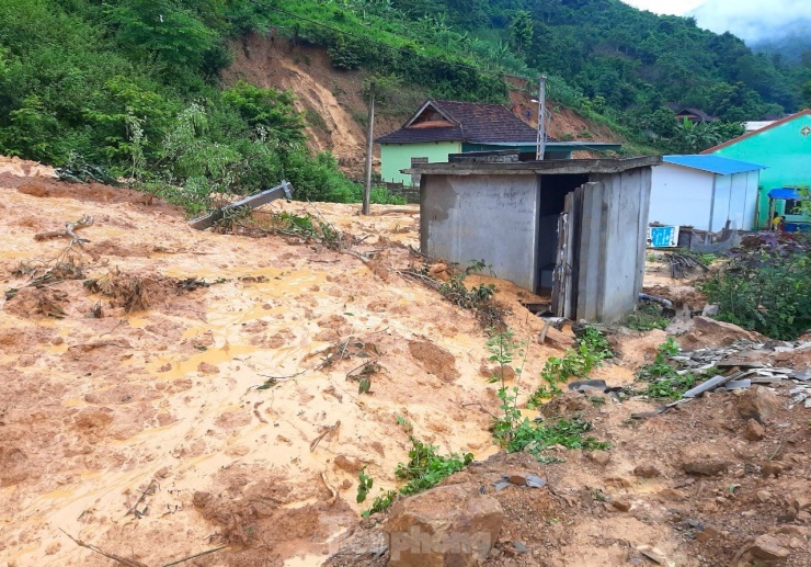 Lũ 'nuốt chửng' nhiều tuyến đường, hàng nghìn người đang bị cô lập - 4