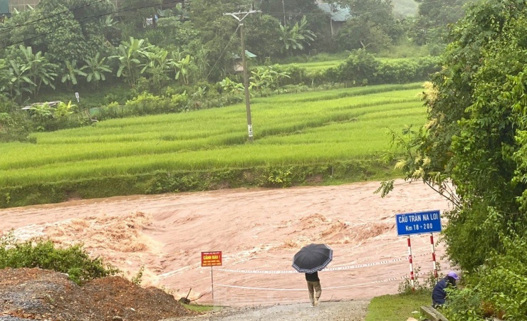 Lũ 'nuốt chửng' nhiều tuyến đường, hàng nghìn người đang bị cô lập - 10