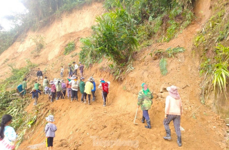 Lũ 'nuốt chửng' nhiều tuyến đường, hàng nghìn người đang bị cô lập - 9